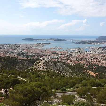 Ibis Styles Toulon Sur Hotel 3*